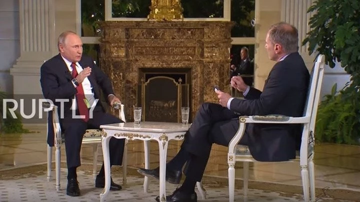 Οι επίμονες ερωτήσεις δημοσιογράφου προκάλεσαν τον εκνευρισμό του Πούτιν (βίντεο)